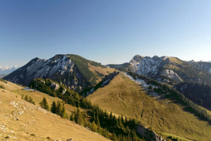 Hochmiesing und Rotwand (Bbb at wikivoyage shared, via Wikimedia Commons)