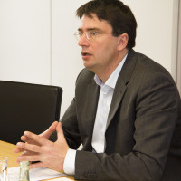 Florian von Brunn bei der Pressekonferenz